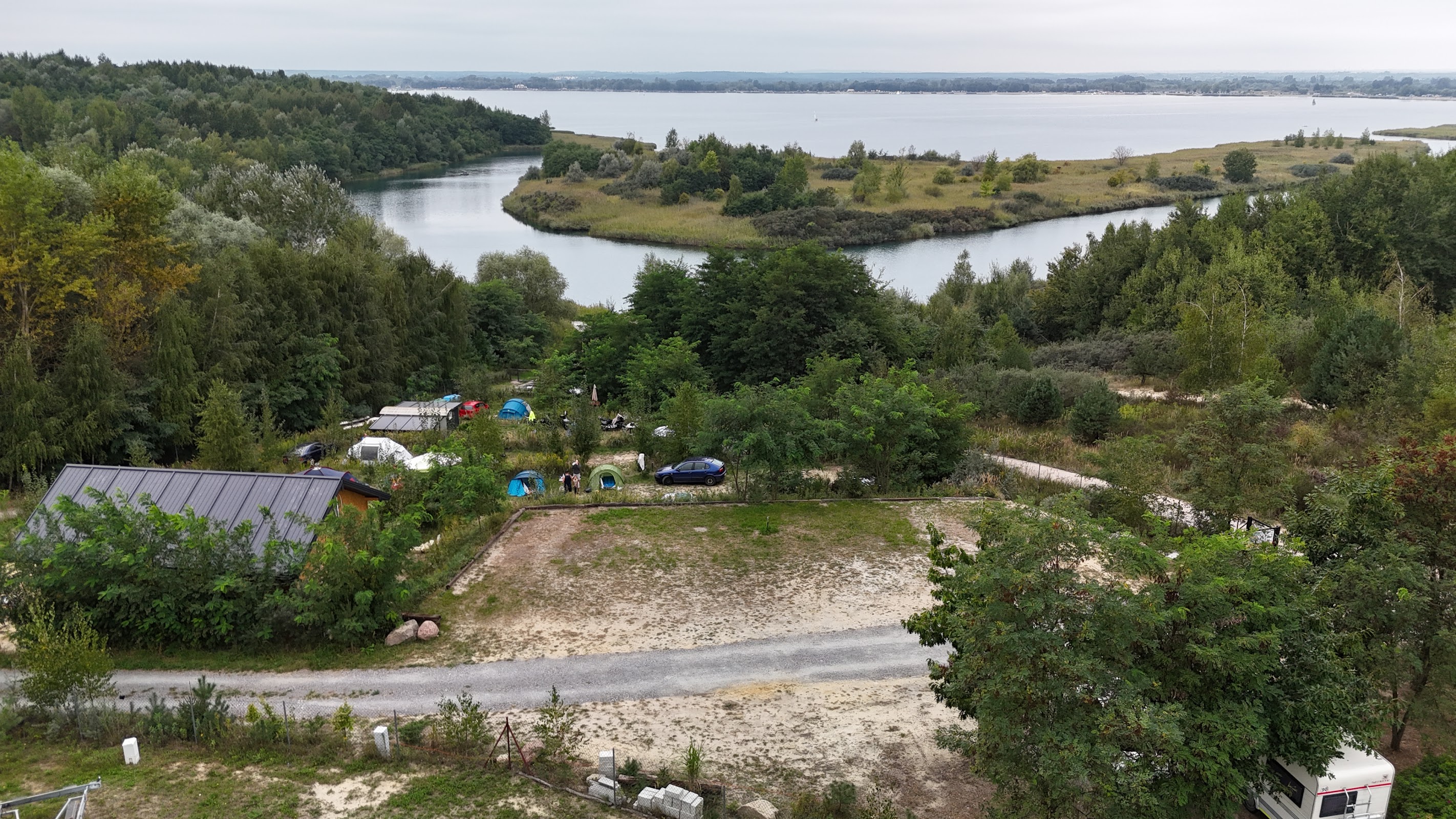 Panorama pola namiotowego i Jeziora Tarnobrzeskiego z lotu ptaka