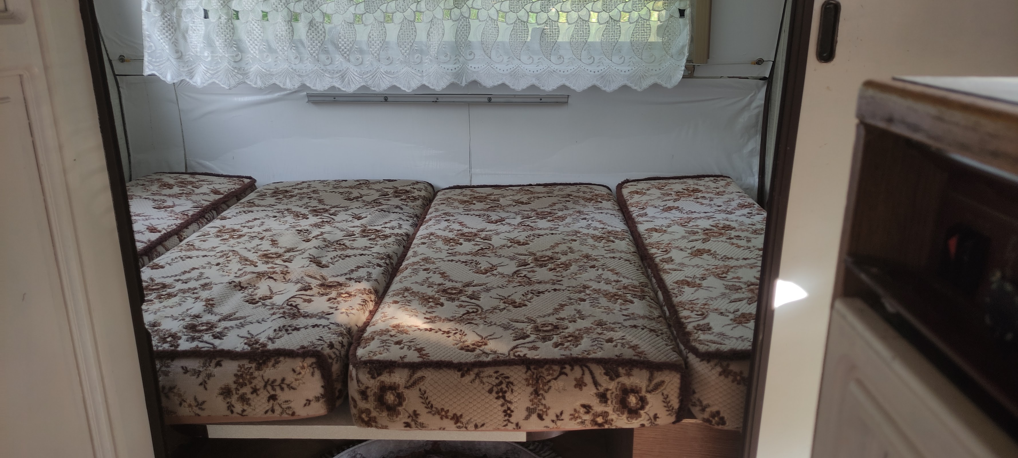 Wnętrze przyczepy z rozłożonymi miejscami do spania