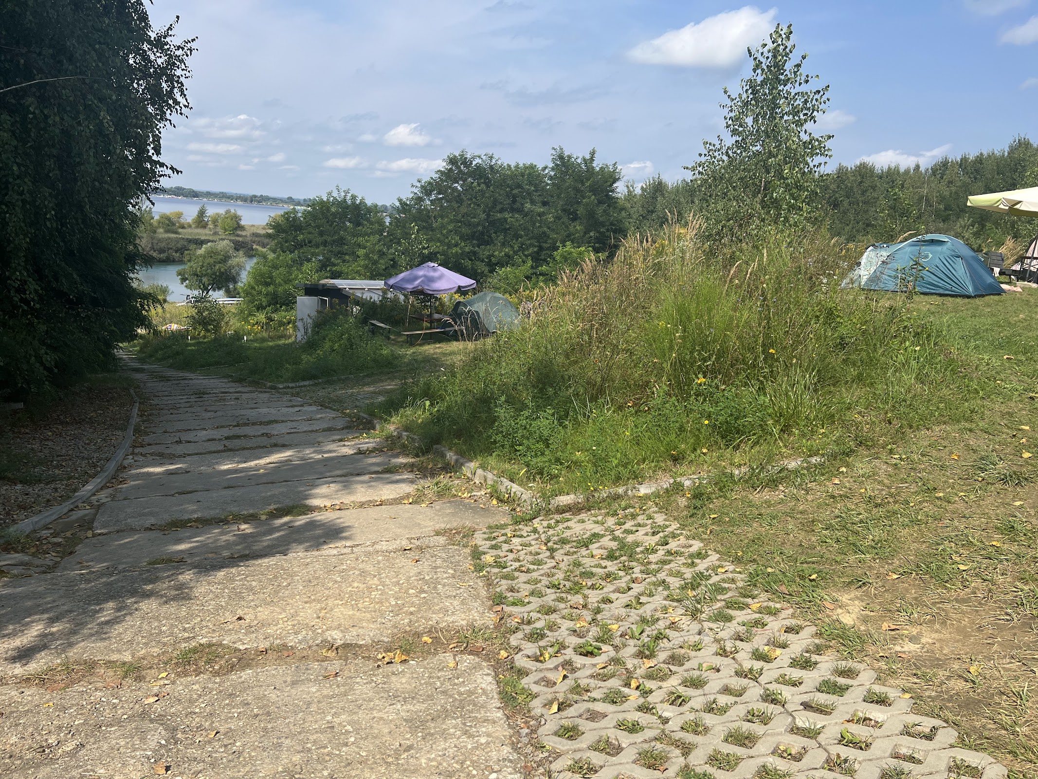 Betonowe płyty dojazdowe i tarasy pola namiotowego